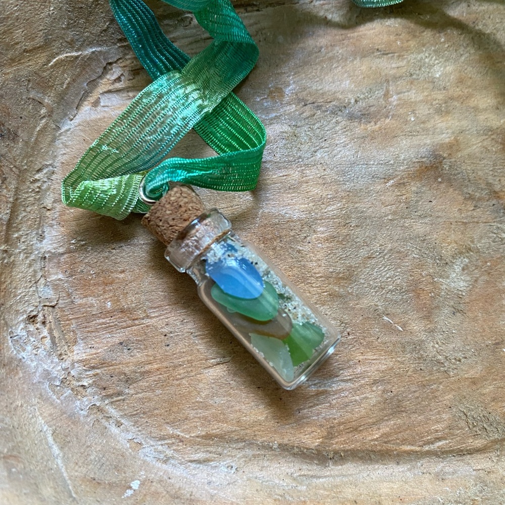 NWOT Artisan Handcrafted Green and Blue Sea Glass Pendant Jewelry - Picture 3 of 10